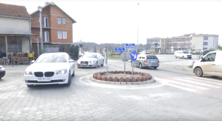 Rrethi “gjigant” merr vëmendjen në Suharekë (VIDEO)