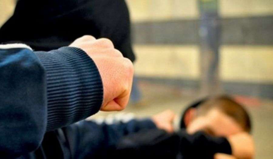 Babai nga Deçani e bën djalin për spital