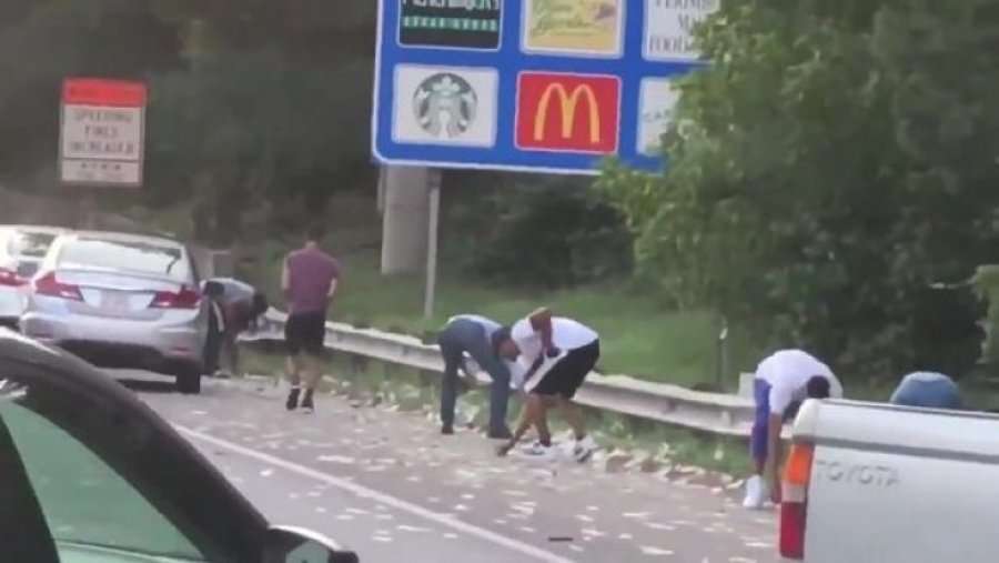 Kamionit të blinduar që transportonte para i hapet dera gjatë rrugëtimit, derdhen paratë nëpër autostradë