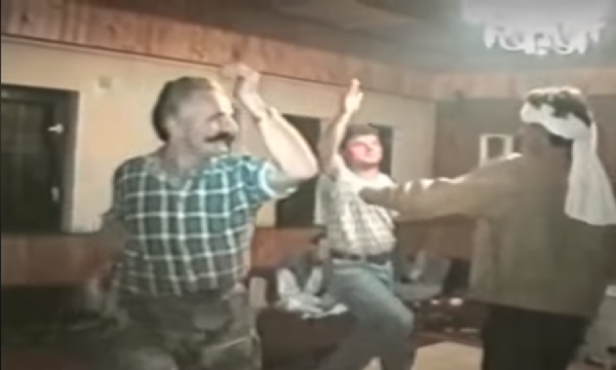 Video e rrallë: Këngë e valle në familjen e Adem Jasharit para luftës