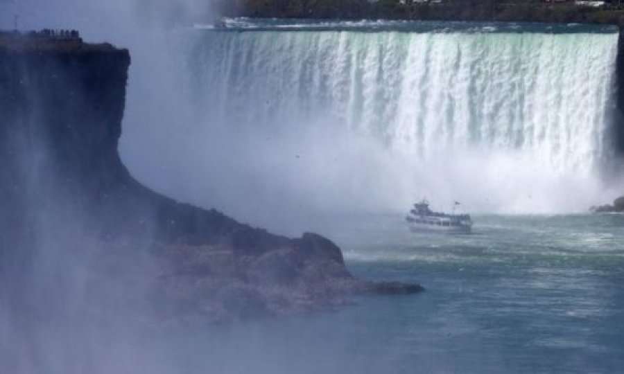 Bie nga Ujëvara e Niagarës, shpëton me një lëndim të lehtë