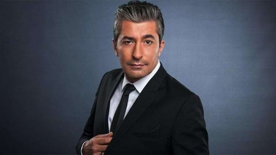 Aktori turk – Erkan Pettekaya fotografohet në qendër të Prishtinës