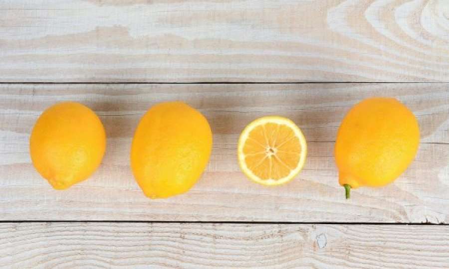 Vetëm një gotë ujë me limon në mëngjes dhe do t’i keni këto përfitime shëndetësore