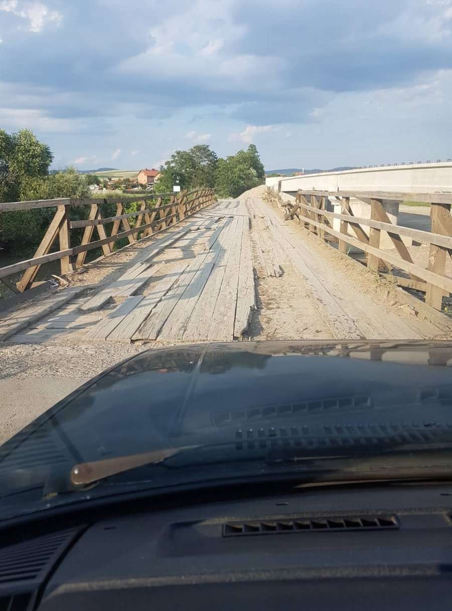 Ura e drunjtë në Pestovë paraqet rrezik për automjetet