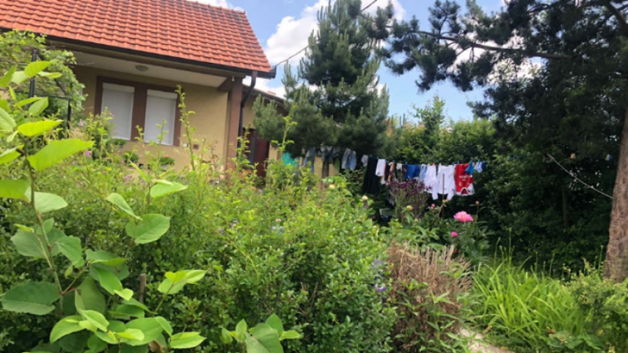 Nëna nga Podujeva del nga shtëpia, i lë pas dy fëmijët e saj në ditën e Bajramit