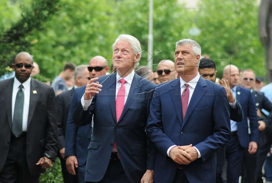 Përmbledhje e fotografive gjatë pritjes së ish-presidentit Bill Clinton në Kosovë