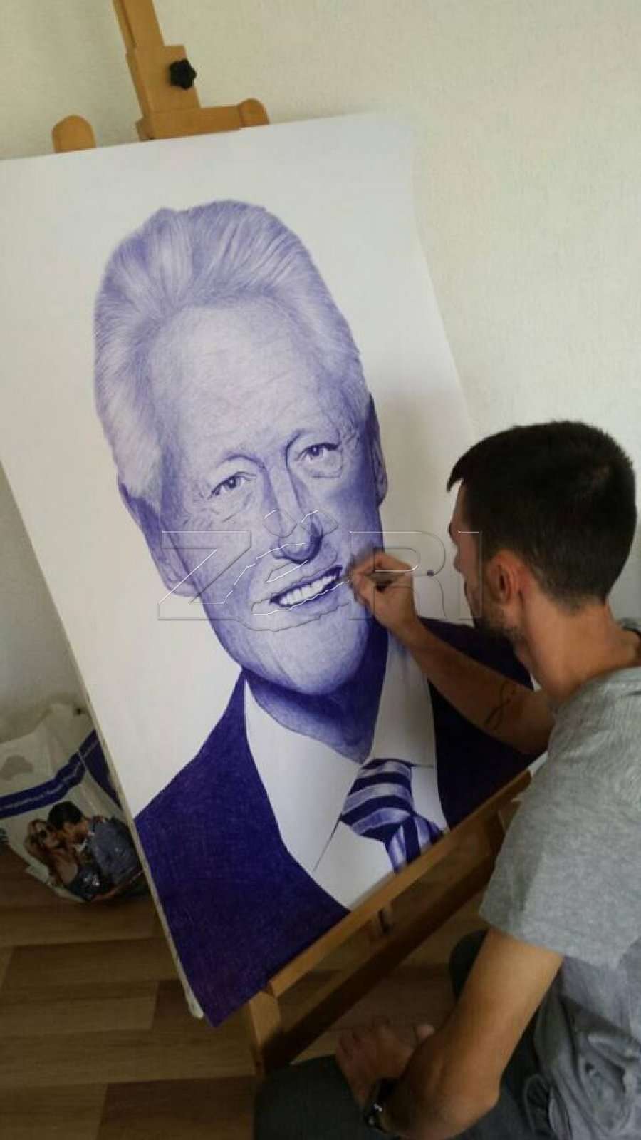 Suharekasi vizaton portretin e Bill Clintonit (FOTO)