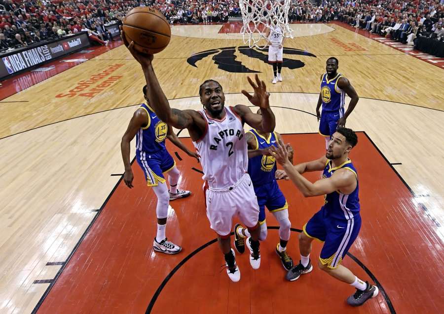 Warriors e ngushtojnë epërsinë e Raptors