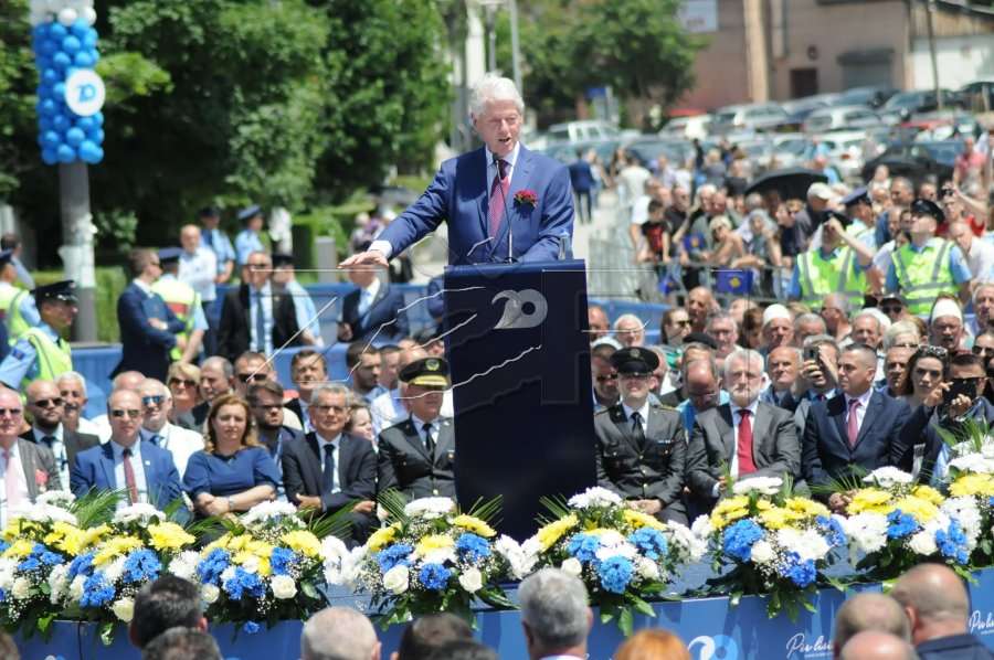 LIVE: Fillon 'Ecja për Liri' në sheshet e Prishtinës, Clinton shoqërohet nga mijëra qytetarë