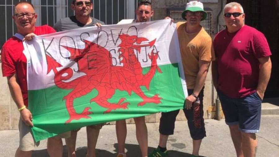 Skandal në ndeshjen Hungari - Uells, tifozët shpalosin flamurin: Kosova është Serbi