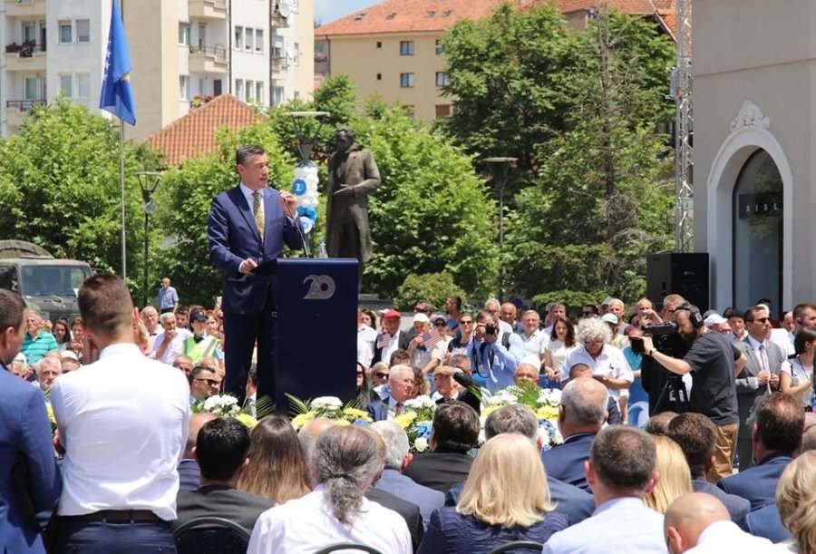 Kryetari Kadri Veseli uron futbollistët