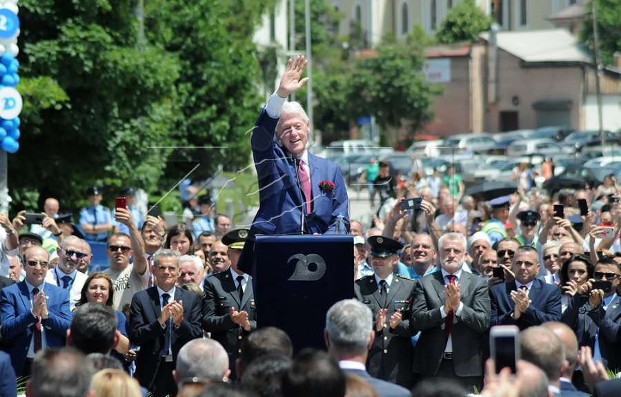 Në njoftimin e Ambasadës amerikane për qëndrimin e Clinton dhe Albright ka diçka shumë interesante