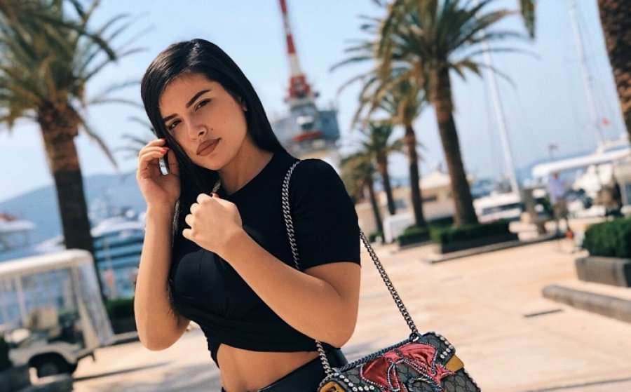 Elita Rudi me dedikim për bashkëshortin dhe djalin