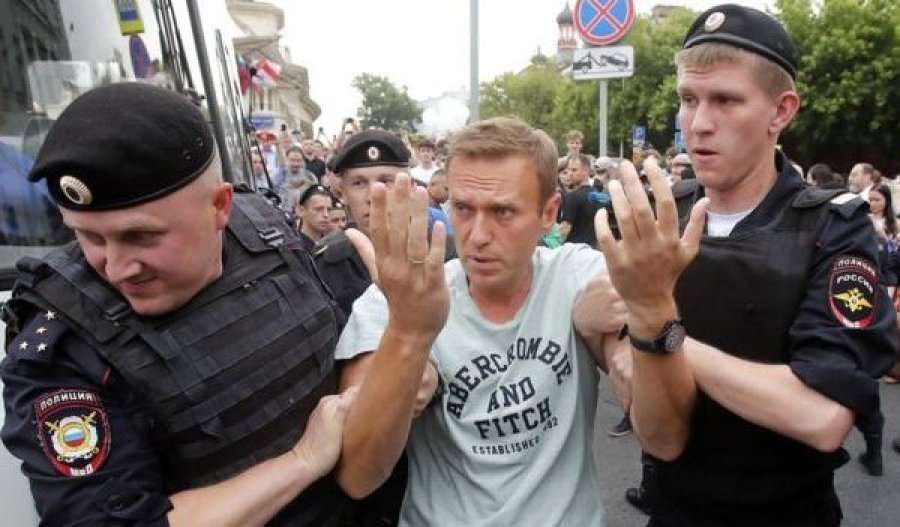 Arrestohen qindra protestues mbështetës të gazetarit Golunov