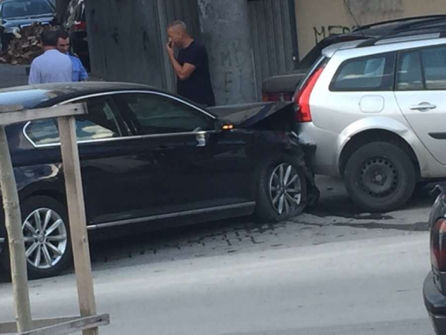 Aksident në Prizren, të përfshira dy vetura dhe një motoçikletë – ka të lënduar