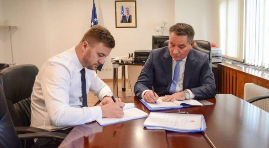 Lekaj firmos kontratat për rehabilitimin e rrugës për te qendra e skijimit në Brezovicë
