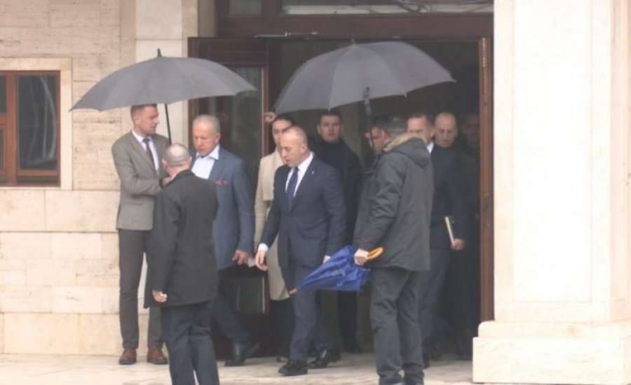 Vizitat e tri delegacioneve të superfuqive në Kosovë: Haradinaj lëshon 'pe' për taksën