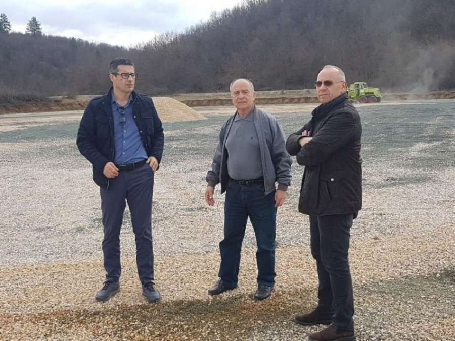 Agim Ademi inspekton punimet që po kryhen në stadiumin me bari sintetik në Gjakovë