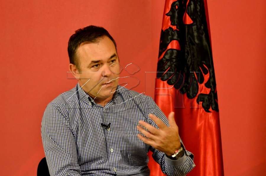 Mbesa bukuroshe e uron Rexhep Selimin për ditëlindje!