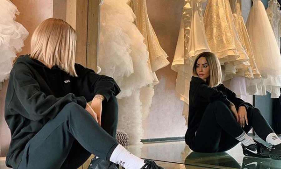 Dafina bionde, pozon me këmbët hapur në veshjen me ngjyrat e Kosovës