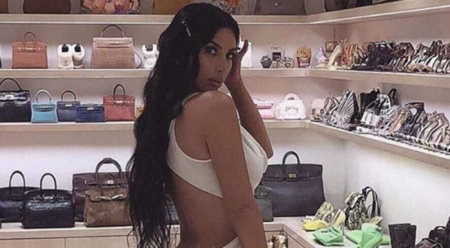 Fustani që gati i nxori në shesh të pasmet e Kim Kardashian