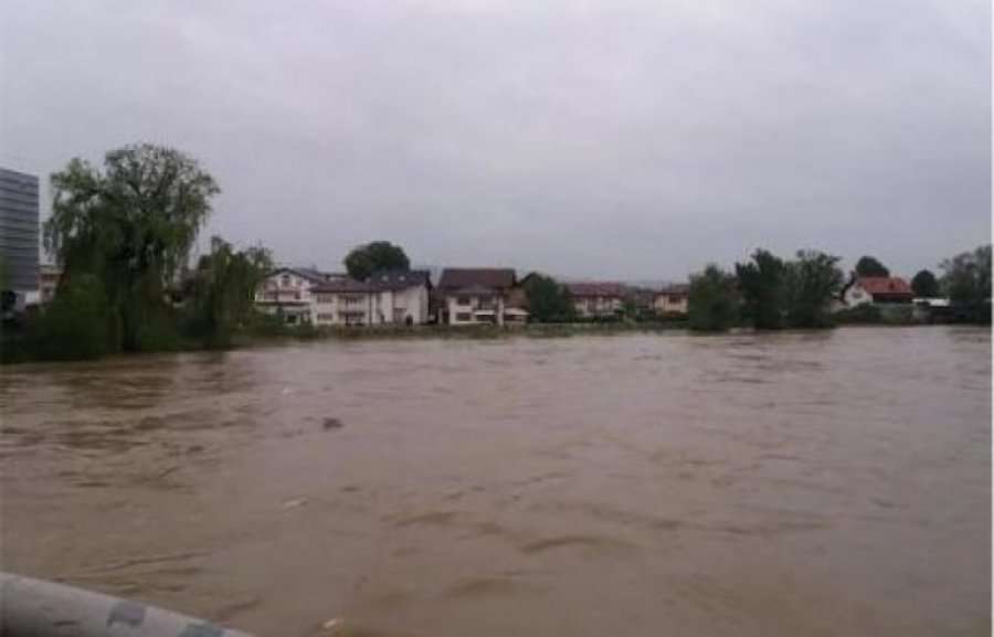 Situatë e jashtëzakonshme në Bosnjë, uji po merr gjithçka me vete