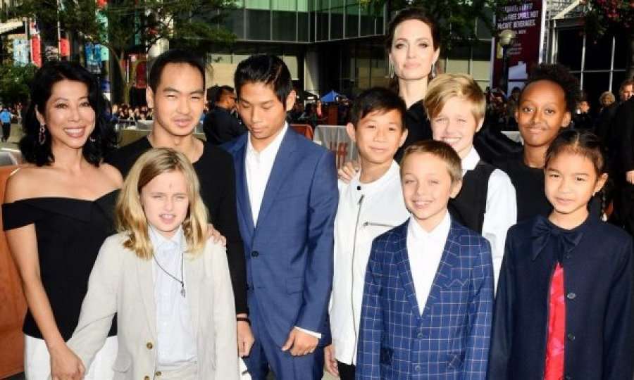 Vajza e Angelina Jolie dhe Brad Pitt fillon trajtimin për ndryshimin e gjinisë
