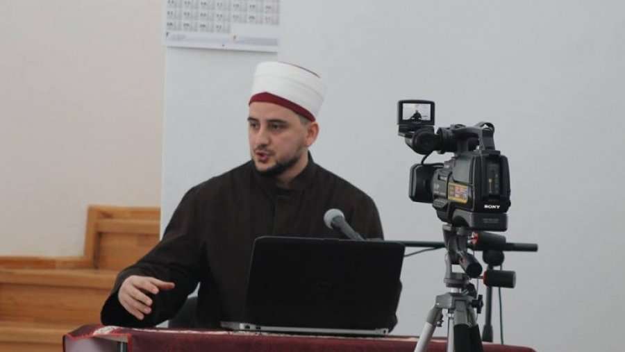 Imami nga Peja kërkon që ajetet kuranore të lexohen në gjuhen shqipe
