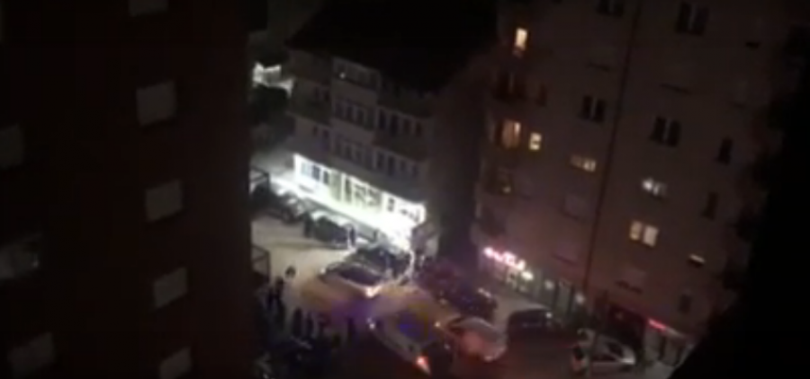 Momenti kur autoambulancat bartin të plagosurit në Lagjen e Spitalit (VIDEO)