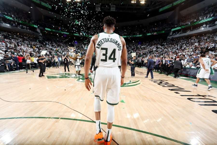 Milwaukee përmbys Toronton dhe fiton finalen e parë