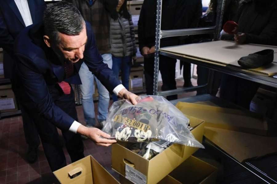 Veseli sheh rrobat e shqiptarëve të vrarë nga Serbia: Ky është Holokausti