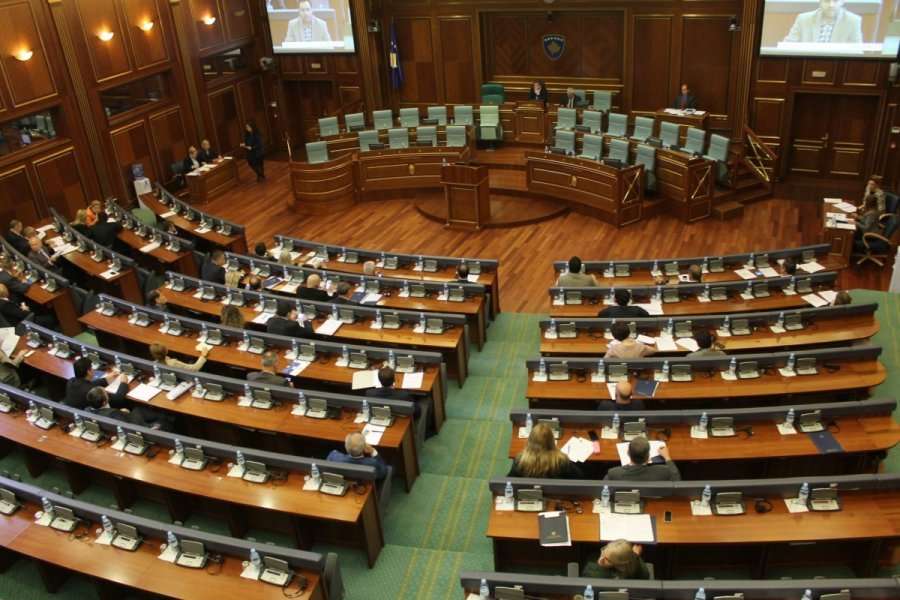 Deputetët i lënë në pritje shoqatat e prekura nga gjenocidi serb, fillimisht diskutojnë për tema tjera