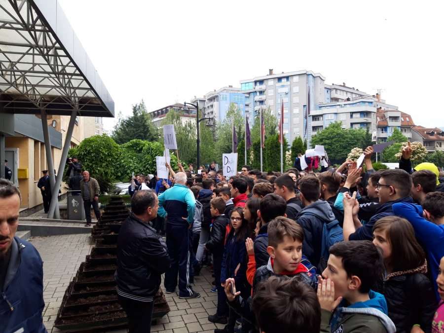 Protestohet në Mitrovicë, nxënës e mësimdhënës kundër largimit të drejtorit të shkollës