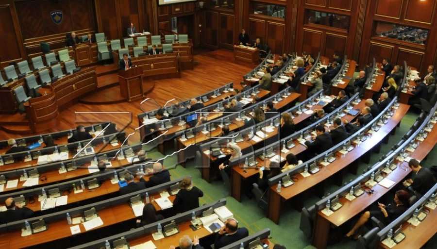 Arsyet pse politikanët e Kosovës japin dorëheqje rrallë