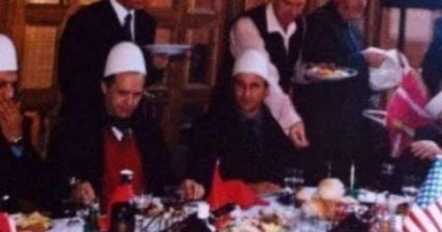 Koha kur Presidenti Rugova mbante plis në kokë