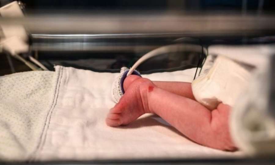 Prindërit braktisin në spital vogëlushin e tyre të porsalindur