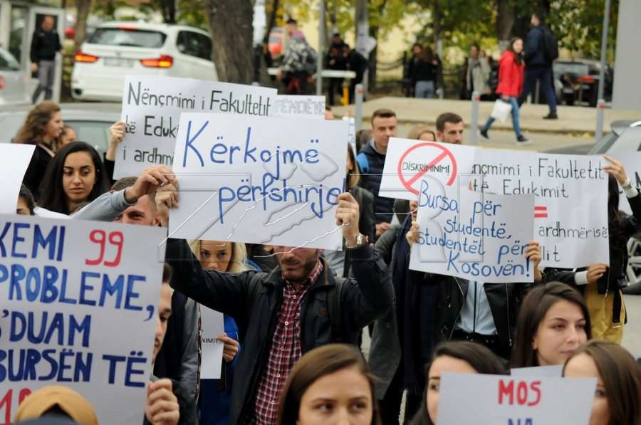 Studentët bojkotojnë mësimin, paralajmërojnë bllokimin e MASHT-it