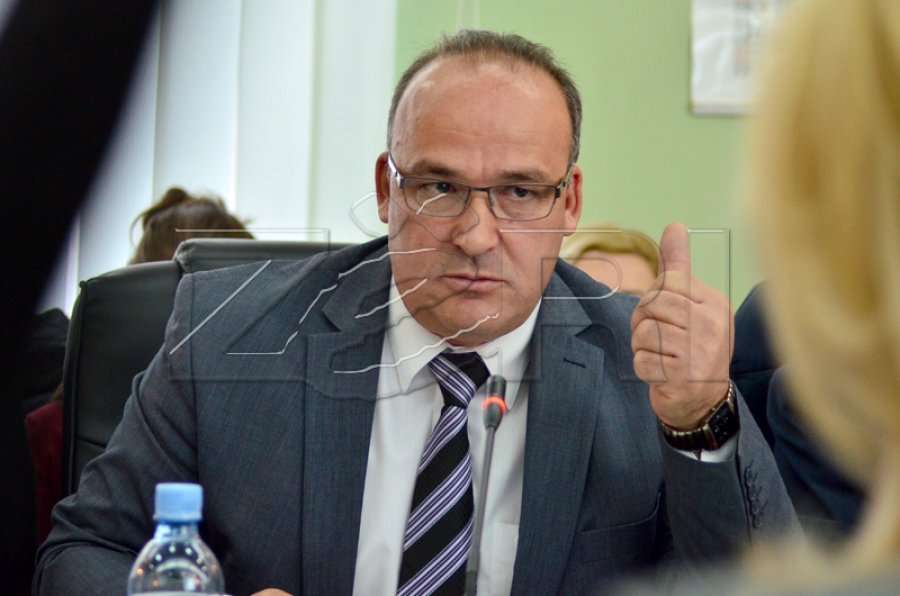 Bulliqi: Pa u vënë gurët, s’konsiderohet i përfunduar demarkimi i kufirit me Malin e Zi