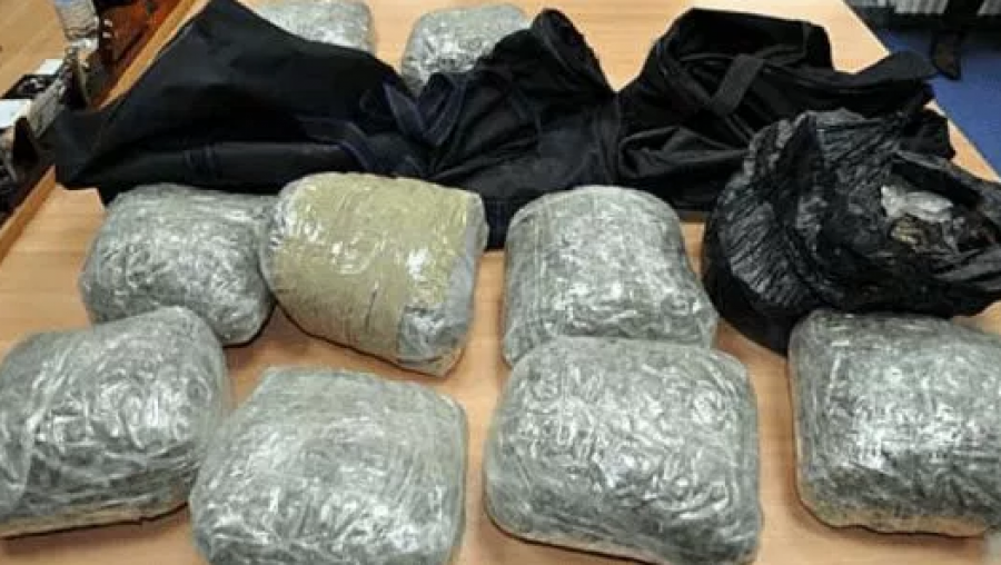 I gjenden 49 qese me marihuanë, arrestohet