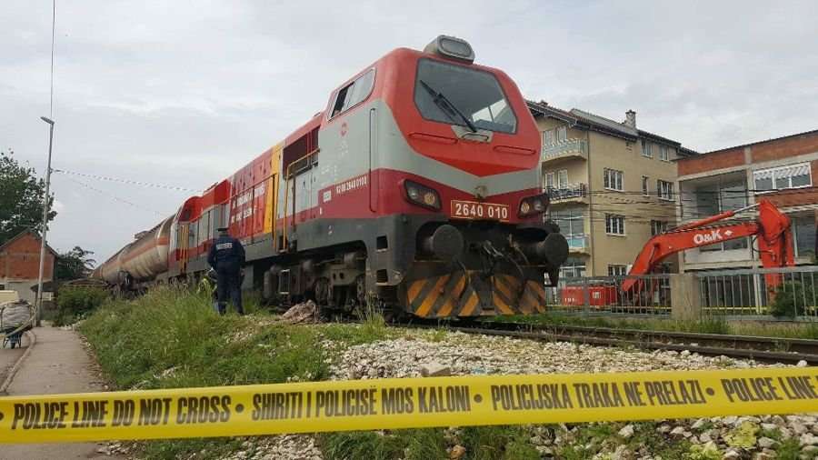 Dalin pamjet ku shihet trupi i personit që u godit nga treni në Klinë