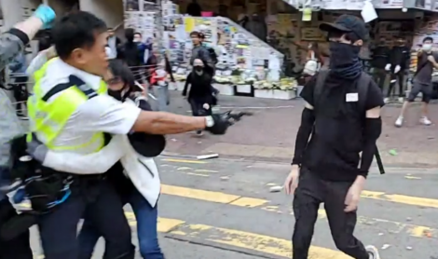 Momenti kur policia e Hong Kongut e qëllon me armë një protestues