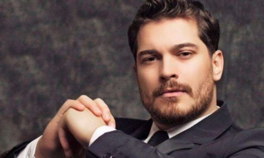 Fansat shokohen me transformimin drastik të aktorit turk