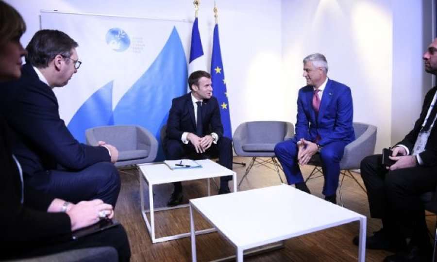 Vuçiq në sy të Macronit i thotë Thaçit se edhe 10 shtete do ta heqin njohjen e Kosovës