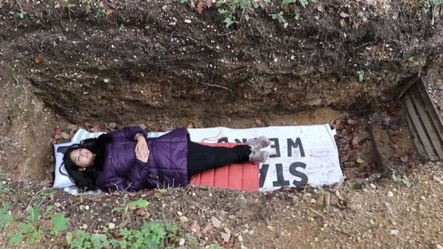 Universiteti u ofron studentëve të hynë në varr për të luftuar stresin para provimeve