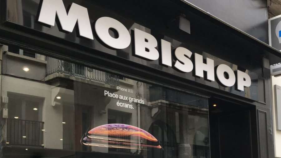 Gruaja çon telefonin për ta ndrequr, mobishopi ia merr fotot intime erotike