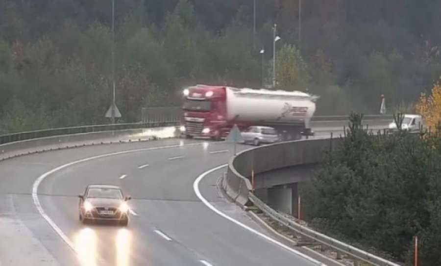 Xhirim shqetësues nga aksidenti i tmerrshëm në autostradë: Vetura godet kamionin dhe e hedh jashtë rrugës
