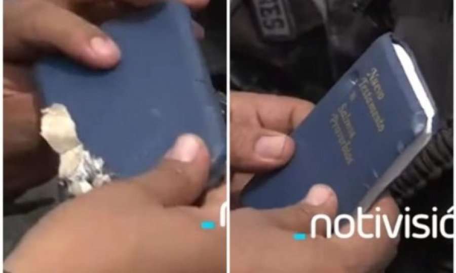 Polici qëllohet në gjoks nga demonstruesit, aty ndodh mrekullia, bibla ia shpëton jetën