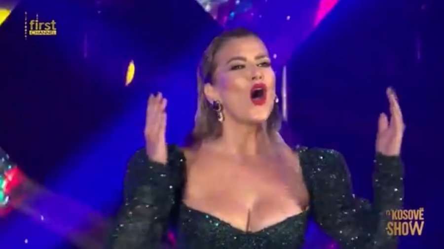 E tepron Leonora, ekspozimi i tepërt i gjoksit në paraqitjen e fundit lë pa tekst!