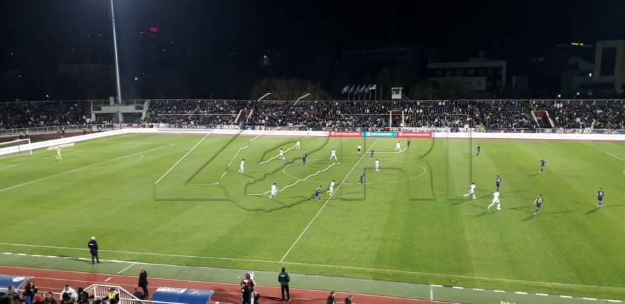 Tifozet bukuroshe që e zbukuruan stadiumin “Fadil Vokrri” sonte