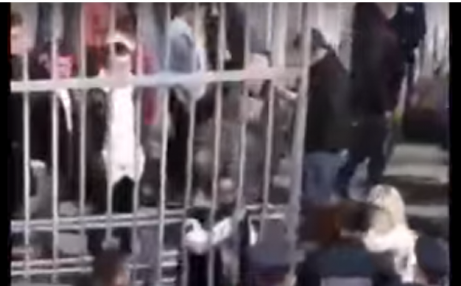 Pamje kur policia e Kosovës nxjerrë jashtë stadiumit këngëtarin kosovar